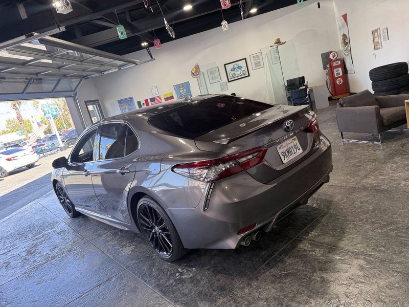 Toyota Camry Vehicle Full-screen Gallery Image 19