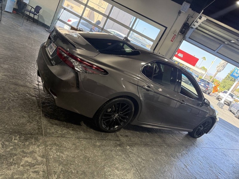 Toyota Camry Vehicle Full-screen Gallery Image 21