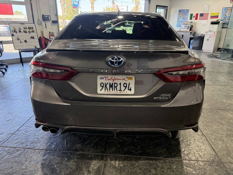 Toyota Camry Vehicle Full-screen Gallery Image 22