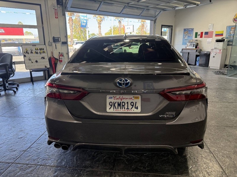 Toyota Camry Vehicle Full-screen Gallery Image 23