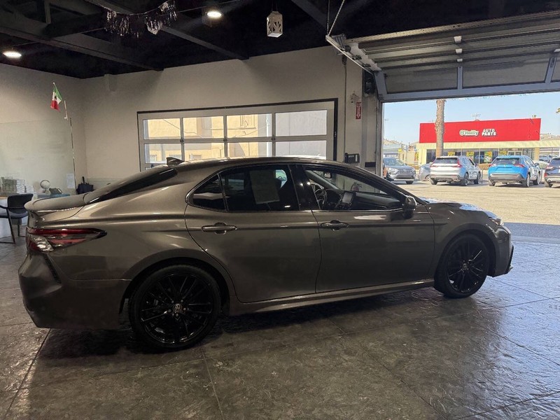 Toyota Camry Vehicle Full-screen Gallery Image 25