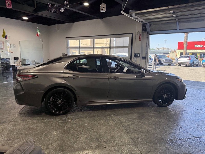 Toyota Camry Vehicle Full-screen Gallery Image 29