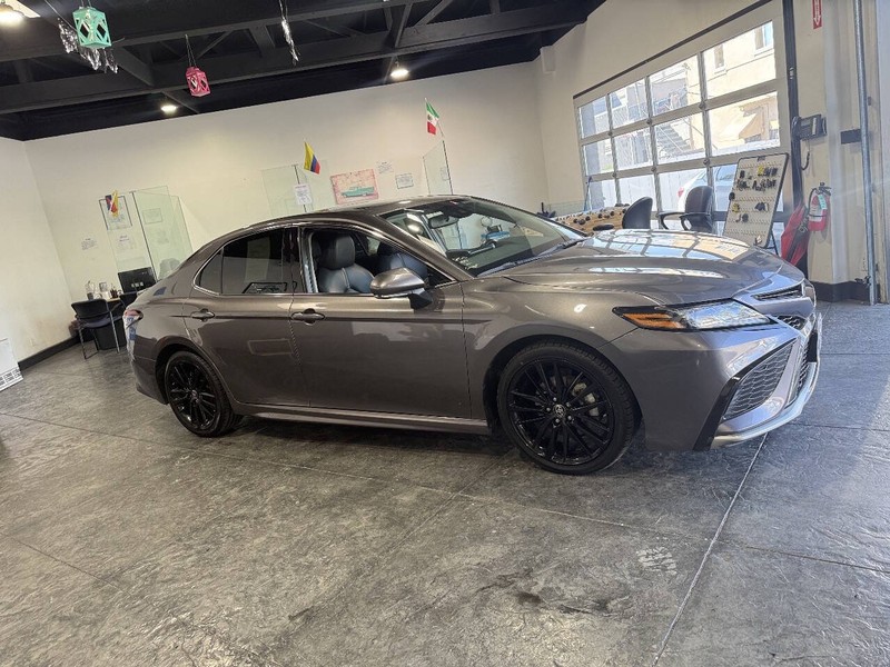 Toyota Camry Vehicle Full-screen Gallery Image 30