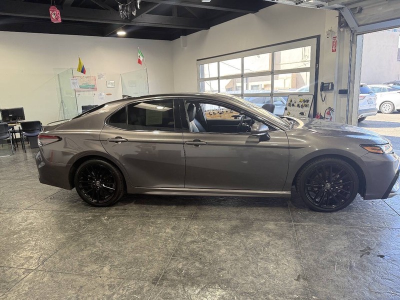 Toyota Camry Vehicle Full-screen Gallery Image 31