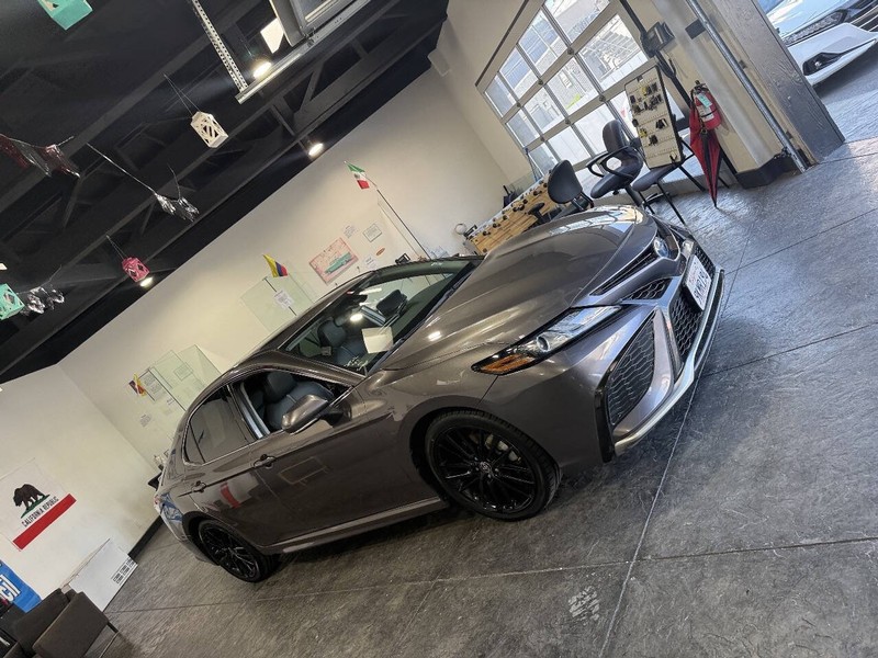 Toyota Camry Vehicle Full-screen Gallery Image 33