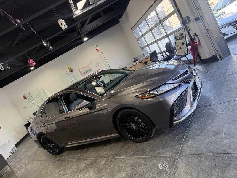 Toyota Camry Vehicle Full-screen Gallery Image 34