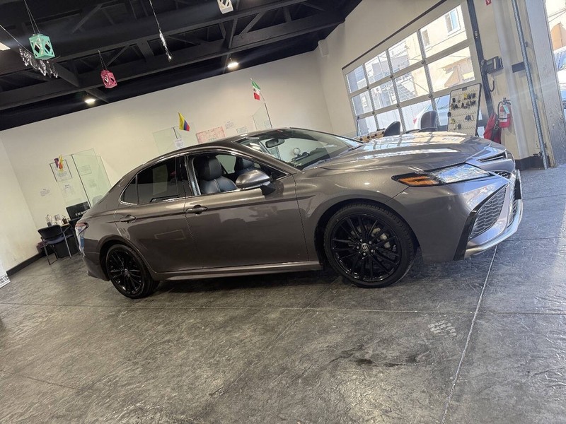 Toyota Camry Vehicle Full-screen Gallery Image 35