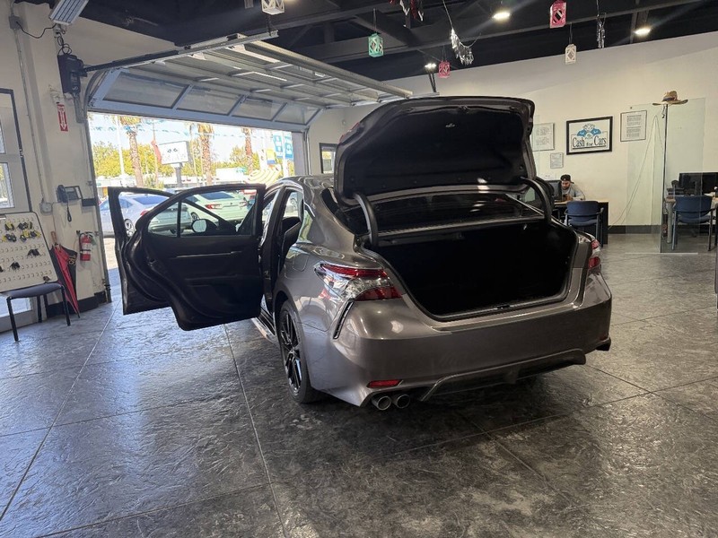 Toyota Camry Vehicle Full-screen Gallery Image 48