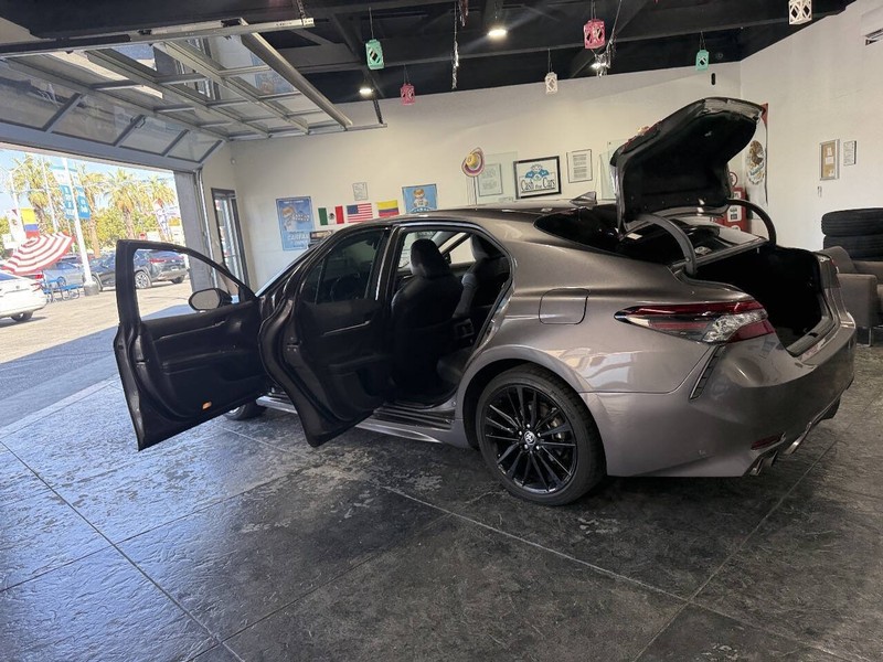 Toyota Camry Vehicle Full-screen Gallery Image 50