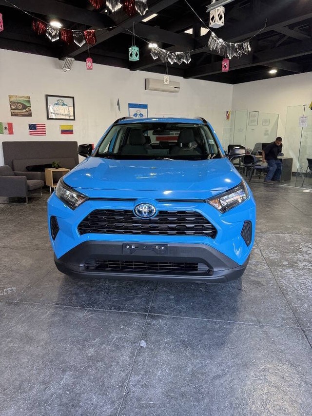 Toyota RAV4 Hybrid Vehicle Full-screen Gallery Image 02