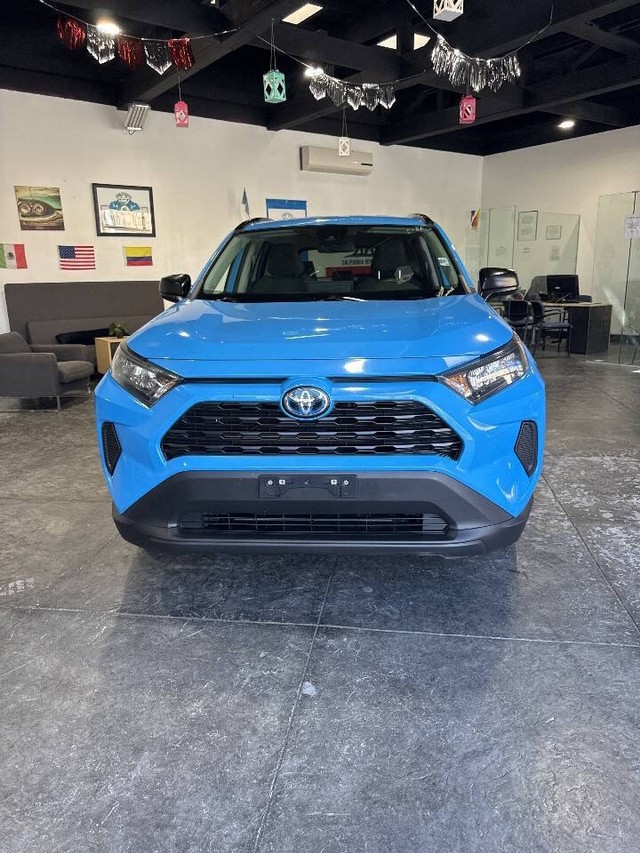 Toyota RAV4 Hybrid Vehicle Full-screen Gallery Image 03