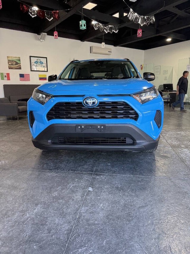 Toyota RAV4 Hybrid Vehicle Full-screen Gallery Image 04