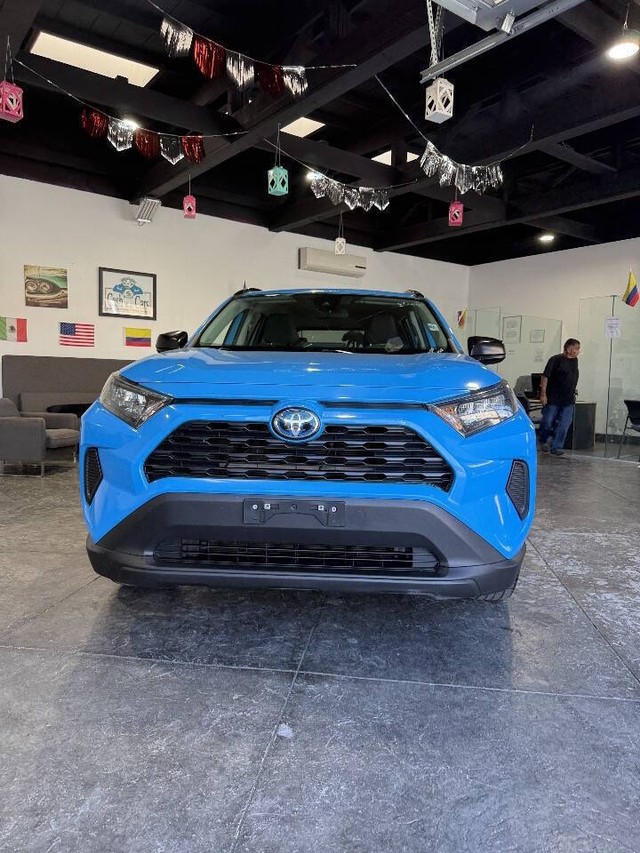 Toyota RAV4 Hybrid Vehicle Full-screen Gallery Image 06