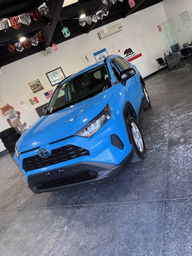 Toyota RAV4 Hybrid Vehicle Full-screen Gallery Image 07