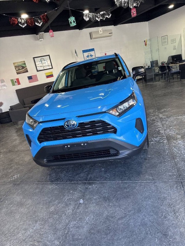 Toyota RAV4 Hybrid Vehicle Full-screen Gallery Image 08