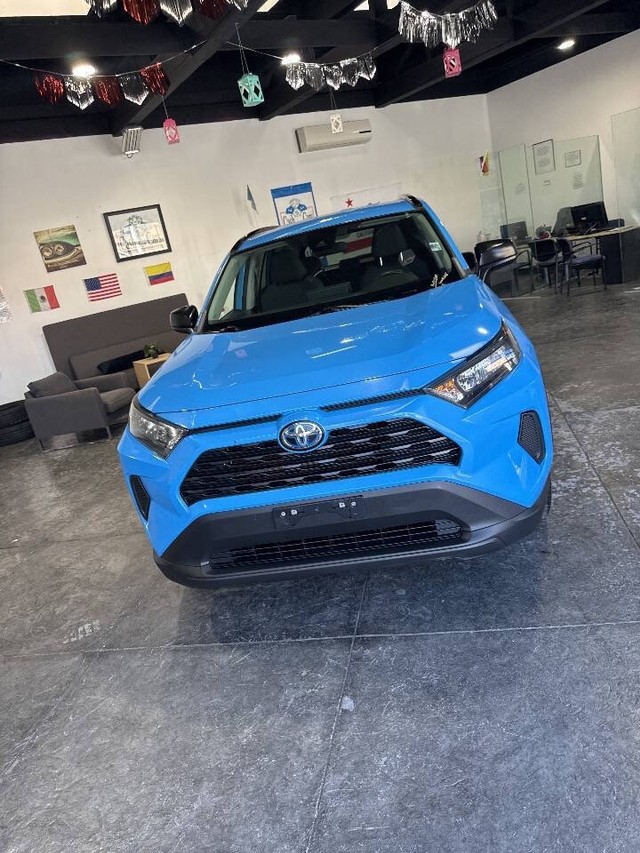Toyota RAV4 Hybrid Vehicle Full-screen Gallery Image 09