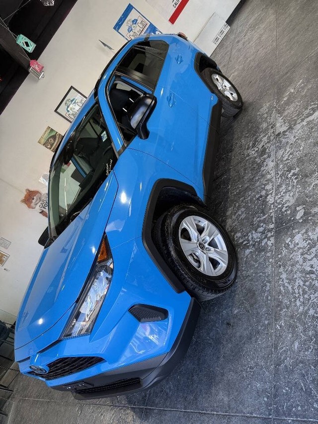 Toyota RAV4 Hybrid Vehicle Full-screen Gallery Image 11