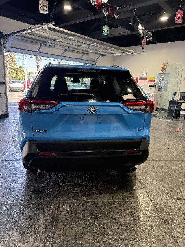 Toyota RAV4 Hybrid Vehicle Full-screen Gallery Image 31