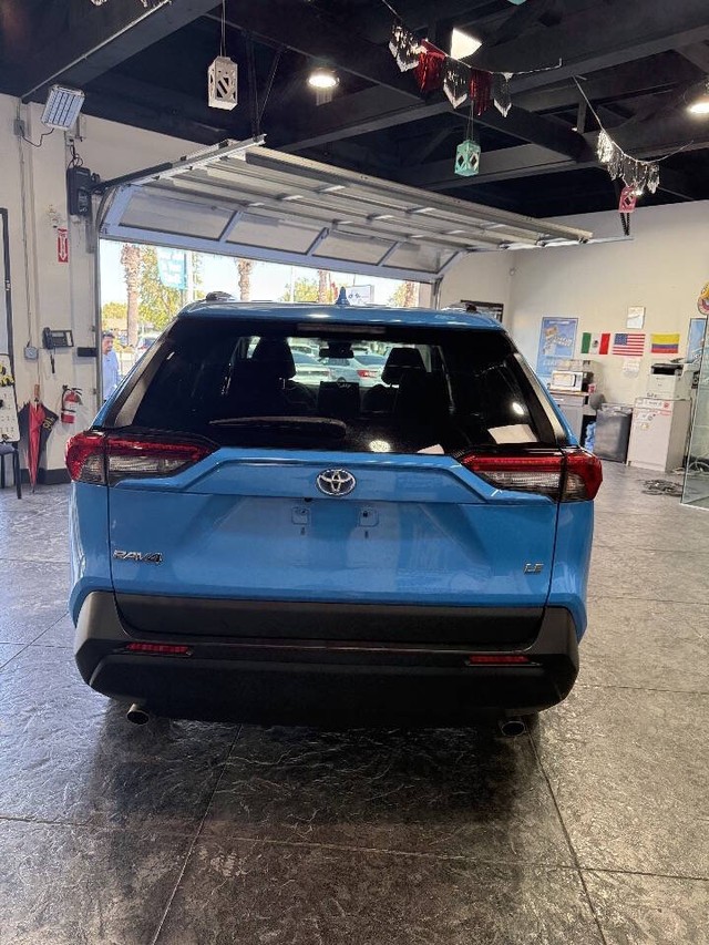 Toyota RAV4 Hybrid Vehicle Full-screen Gallery Image 34