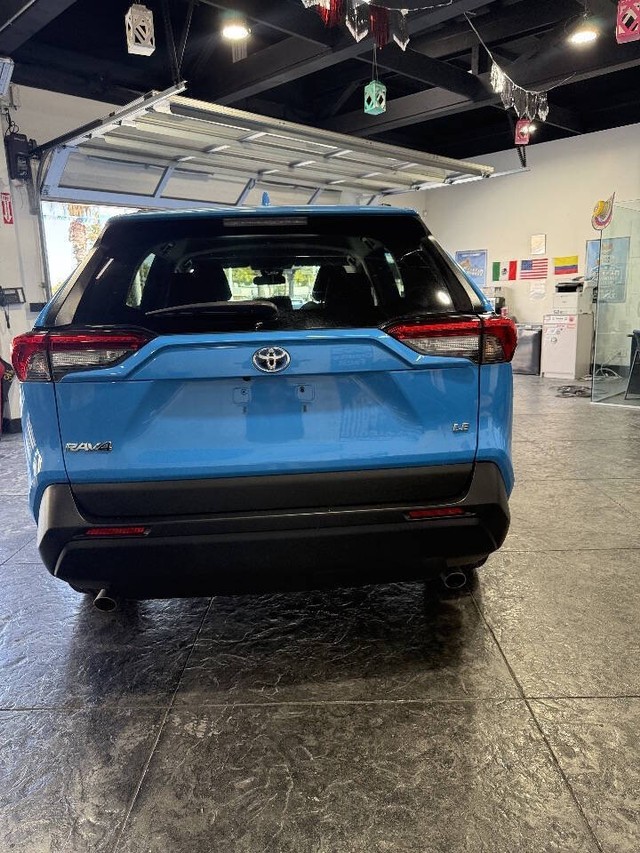 Toyota RAV4 Hybrid Vehicle Full-screen Gallery Image 35