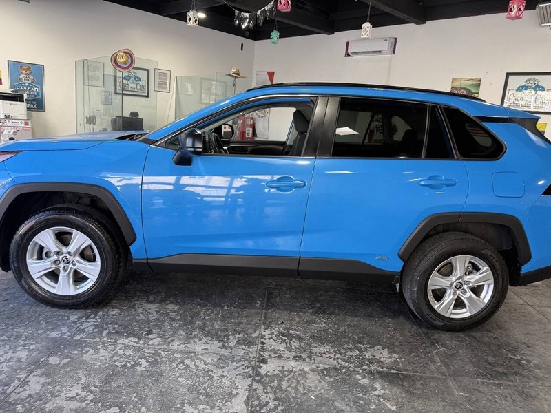 Toyota RAV4 Hybrid Vehicle Full-screen Gallery Image 10