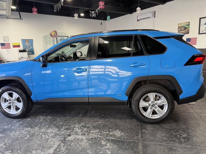 Toyota RAV4 Hybrid Vehicle Full-screen Gallery Image 13