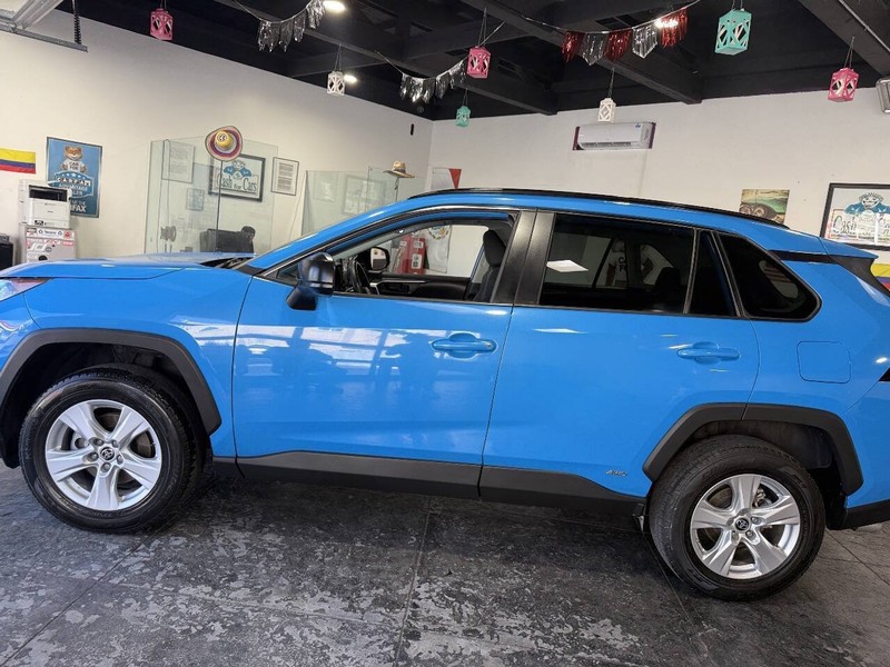 Toyota RAV4 Hybrid Vehicle Full-screen Gallery Image 14