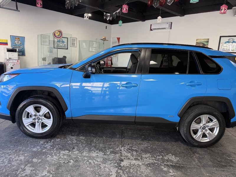 Toyota RAV4 Hybrid Vehicle Full-screen Gallery Image 15