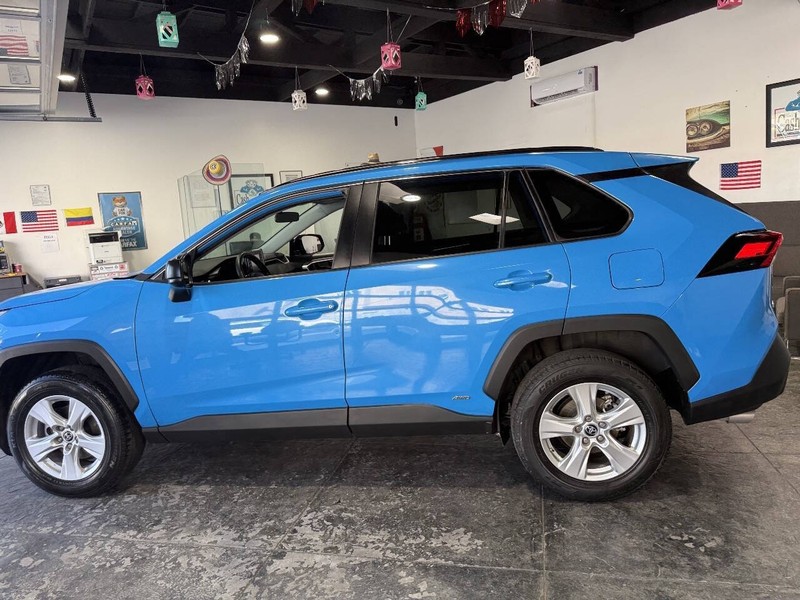 Toyota RAV4 Hybrid Vehicle Full-screen Gallery Image 16