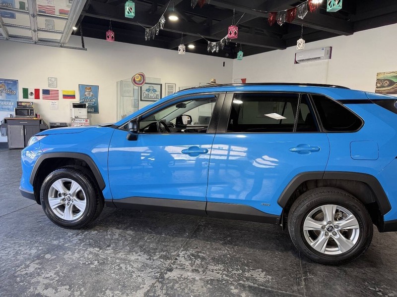 Toyota RAV4 Hybrid Vehicle Full-screen Gallery Image 17