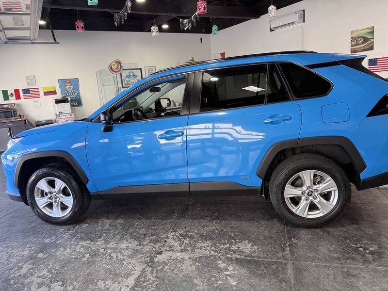 Toyota RAV4 Hybrid Vehicle Full-screen Gallery Image 18