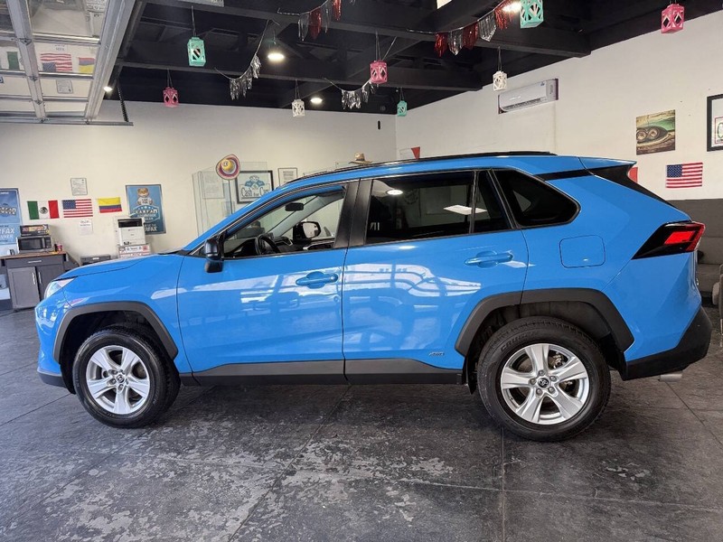 Toyota RAV4 Hybrid Vehicle Full-screen Gallery Image 19