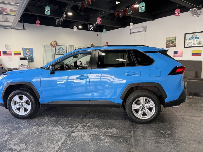 Toyota RAV4 Hybrid Vehicle Full-screen Gallery Image 20