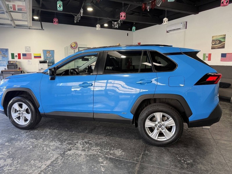 Toyota RAV4 Hybrid Vehicle Full-screen Gallery Image 21