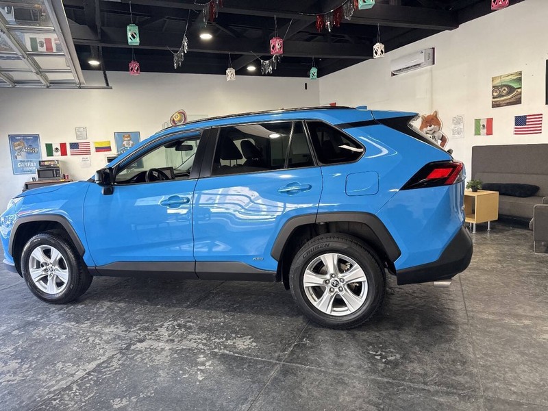 Toyota RAV4 Hybrid Vehicle Full-screen Gallery Image 22