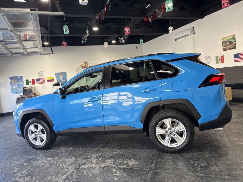 Toyota RAV4 Hybrid Vehicle Full-screen Gallery Image 23