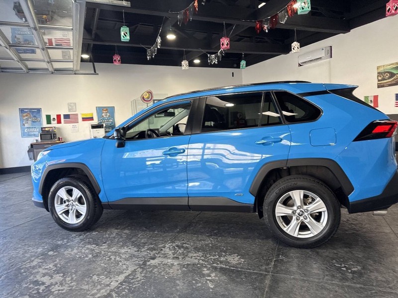 Toyota RAV4 Hybrid Vehicle Full-screen Gallery Image 24