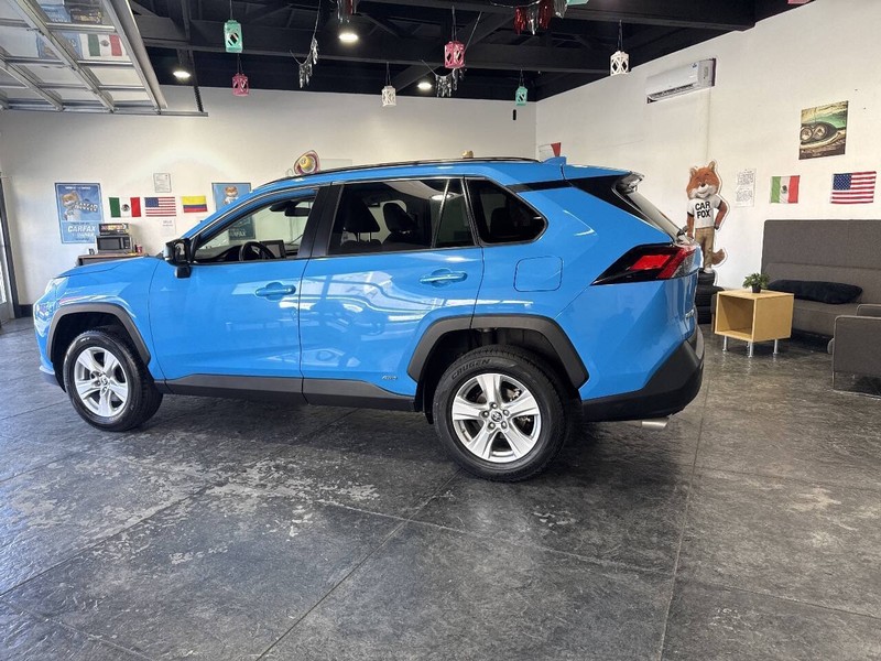 Toyota RAV4 Hybrid Vehicle Full-screen Gallery Image 26