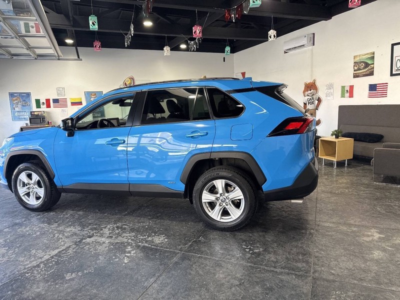 Toyota RAV4 Hybrid Vehicle Full-screen Gallery Image 27