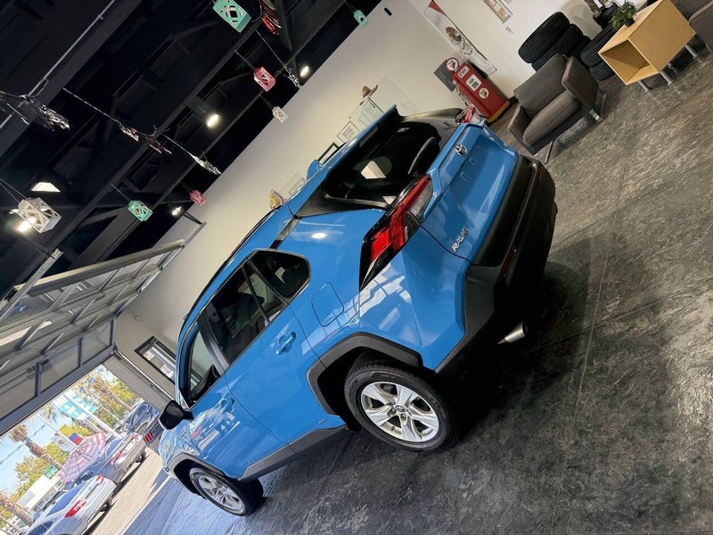 Toyota RAV4 Hybrid Vehicle Full-screen Gallery Image 28