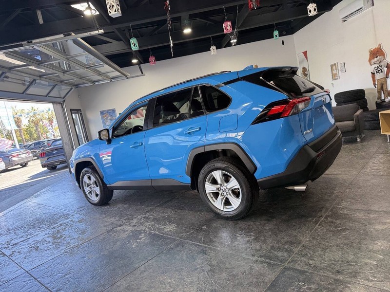 Toyota RAV4 Hybrid Vehicle Full-screen Gallery Image 29