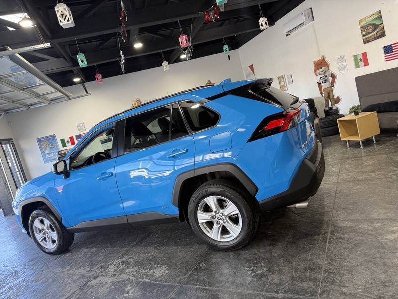 Toyota RAV4 Hybrid Vehicle Full-screen Gallery Image 30
