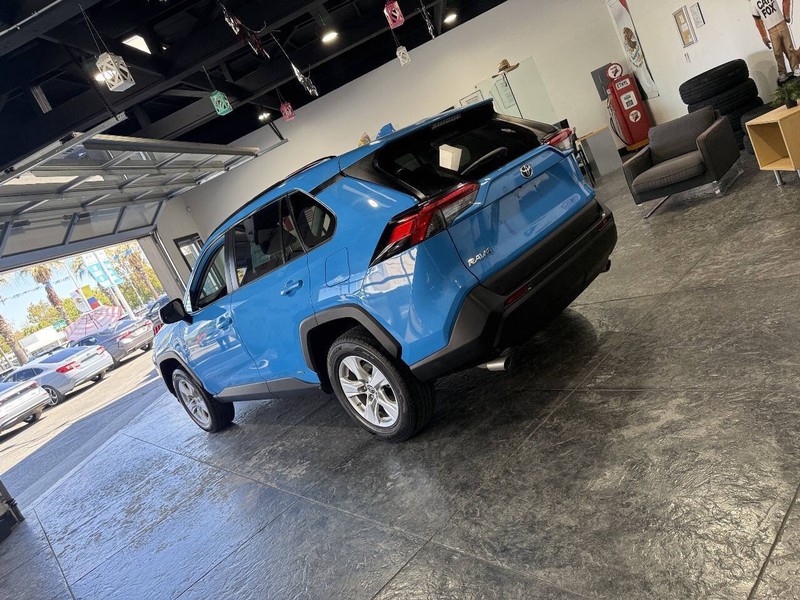 Toyota RAV4 Hybrid Vehicle Full-screen Gallery Image 33
