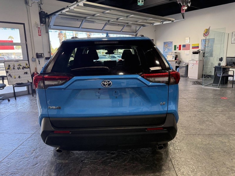 Toyota RAV4 Hybrid Vehicle Full-screen Gallery Image 36