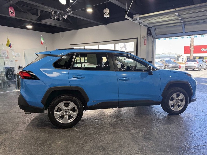 Toyota RAV4 Hybrid Vehicle Full-screen Gallery Image 37