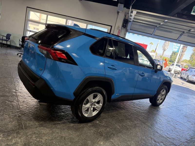 Toyota RAV4 Hybrid Vehicle Full-screen Gallery Image 38
