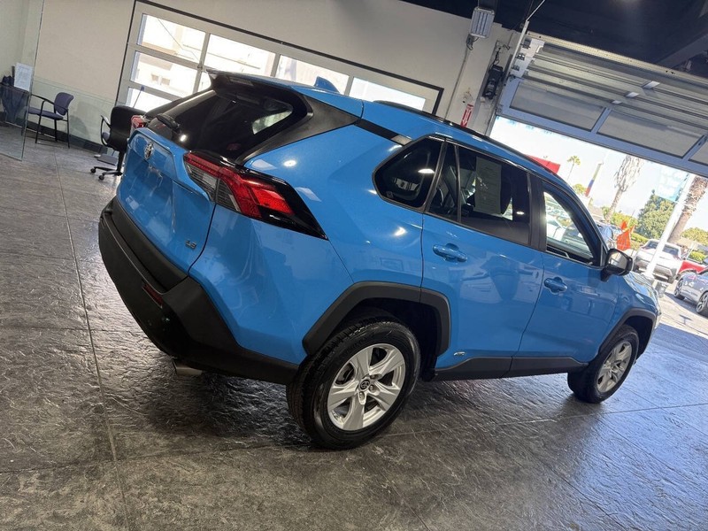 Toyota RAV4 Hybrid Vehicle Full-screen Gallery Image 39