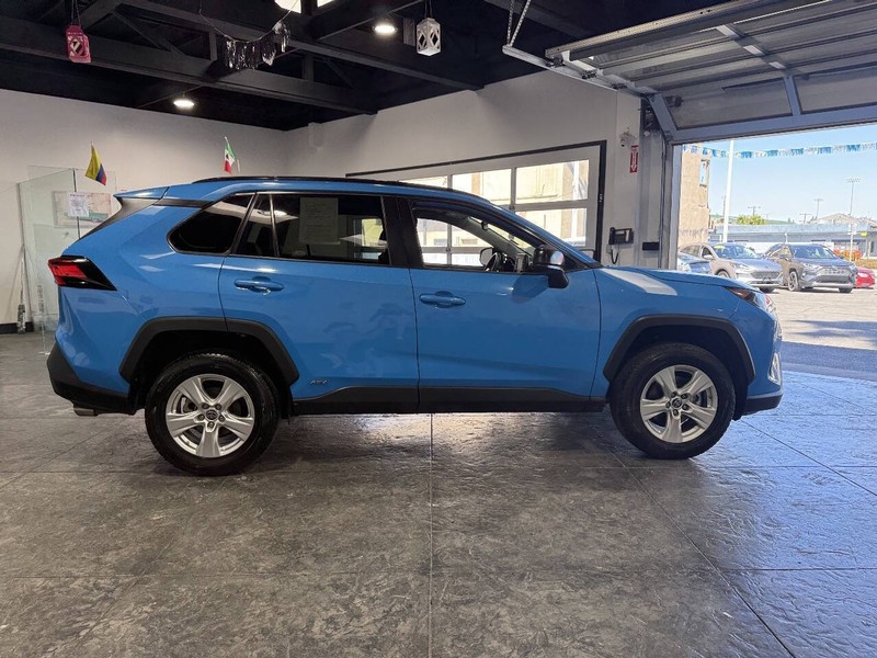 Toyota RAV4 Hybrid Vehicle Full-screen Gallery Image 40