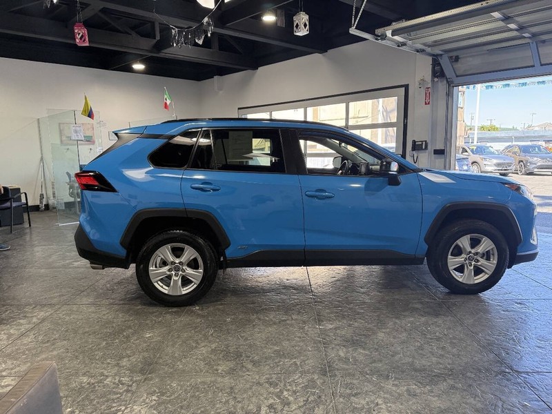Toyota RAV4 Hybrid Vehicle Full-screen Gallery Image 41