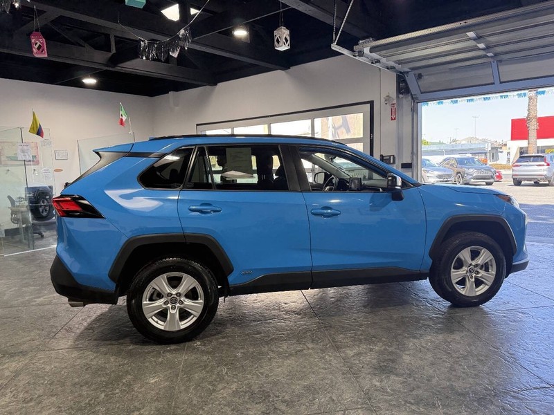 Toyota RAV4 Hybrid Vehicle Full-screen Gallery Image 42